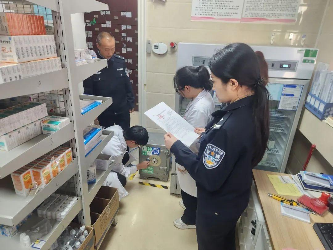 檢查組查看藥品銷售數(shù)據(jù).jpg 檢查組查看藥品銷售數(shù)據(jù).jpg