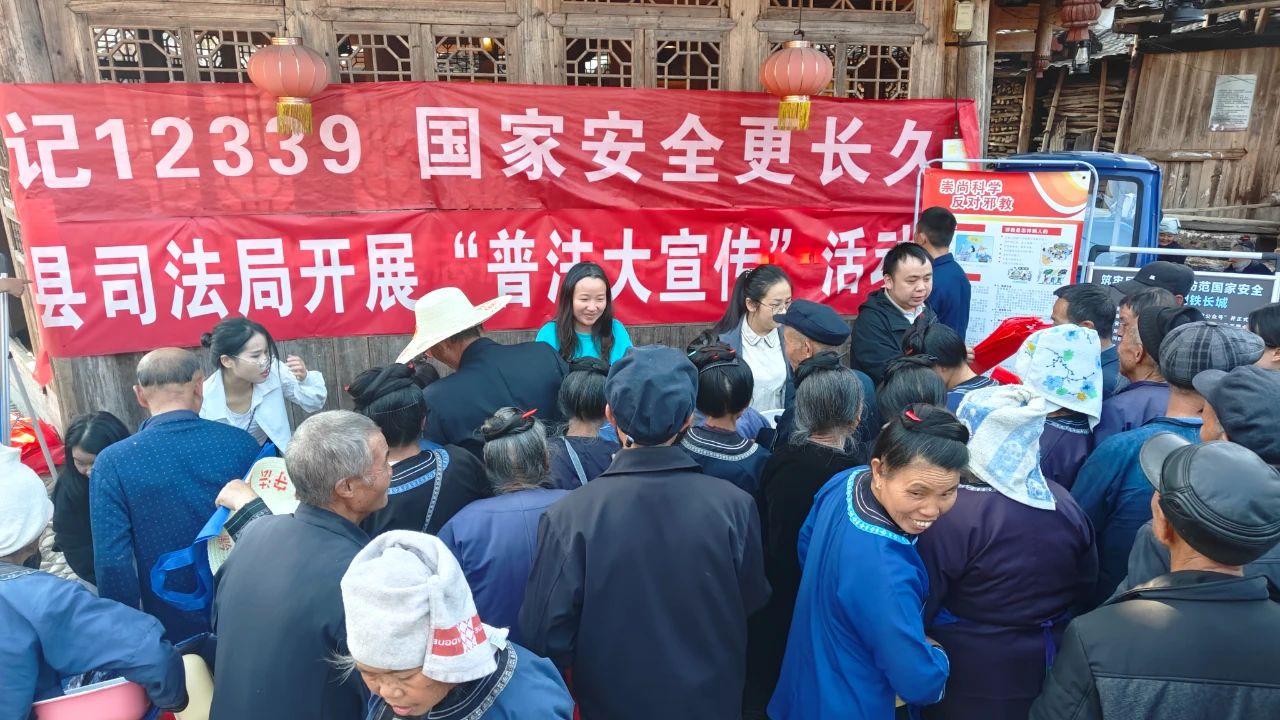 普法活動(dòng)現(xiàn)場(chǎng).jpg 普法活動(dòng)現(xiàn)場(chǎng).jpg