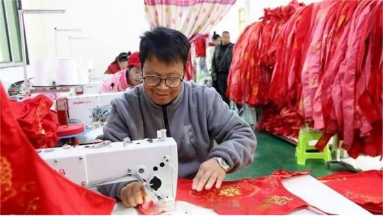 圍裙加工廠正在趕制訂單.jpg 圍裙加工廠正在趕制訂單.jpg