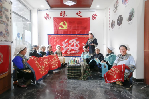 “法律明白人”韋應麗唱普法水歌.png “法律明白人”韋應麗唱普法水歌.png