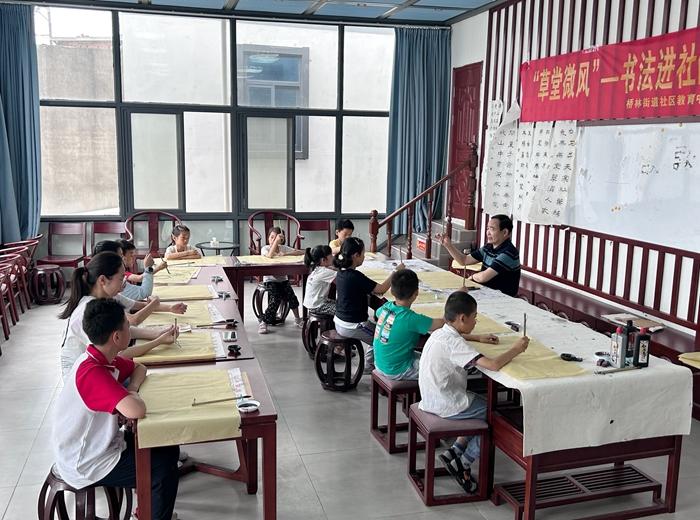 在草圣書鄉(xiāng)，本土?xí)ɡ蠋熣谥笇?dǎo)青少年學(xué)習(xí)書法。林瑛攝