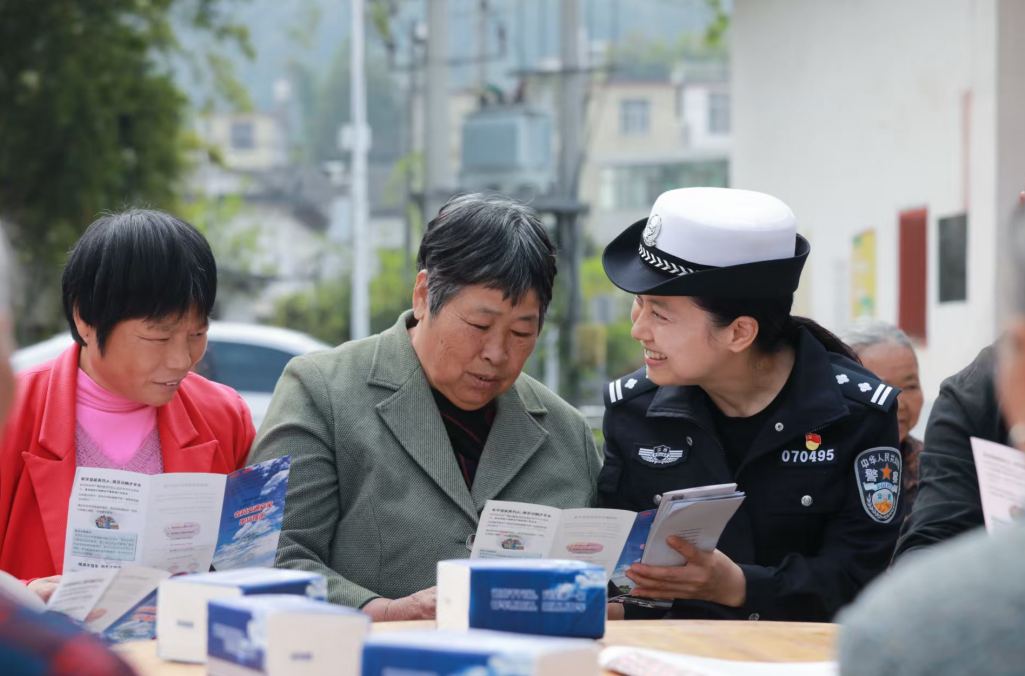 江西贛州交警：為鄉(xiāng)村老人出行筑牢防護網(wǎng)