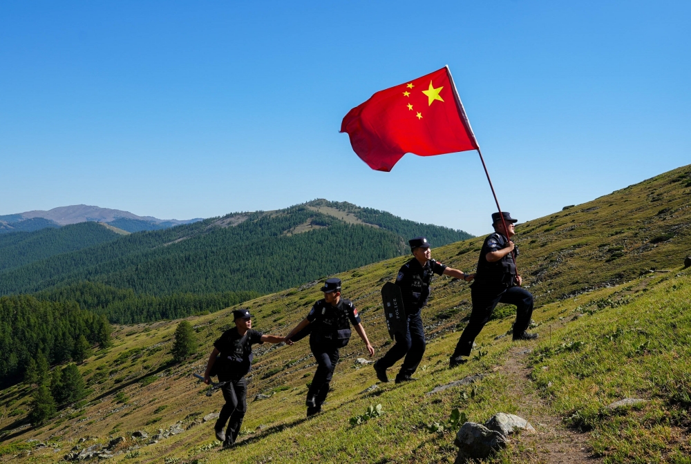 新疆阿勒泰：戍邊民警巡邏踏查 確保邊境地區(qū)安全穩(wěn)定