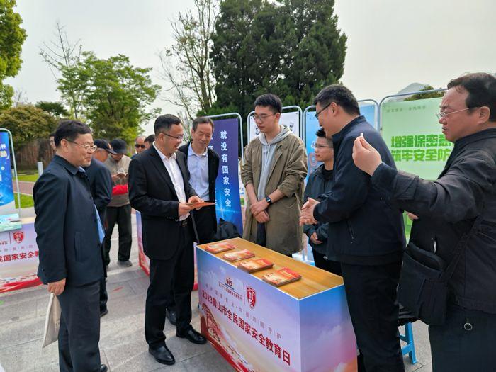 與會領(lǐng)導(dǎo)參觀全民國家安全教育日展臺。葉晨攝.jpg