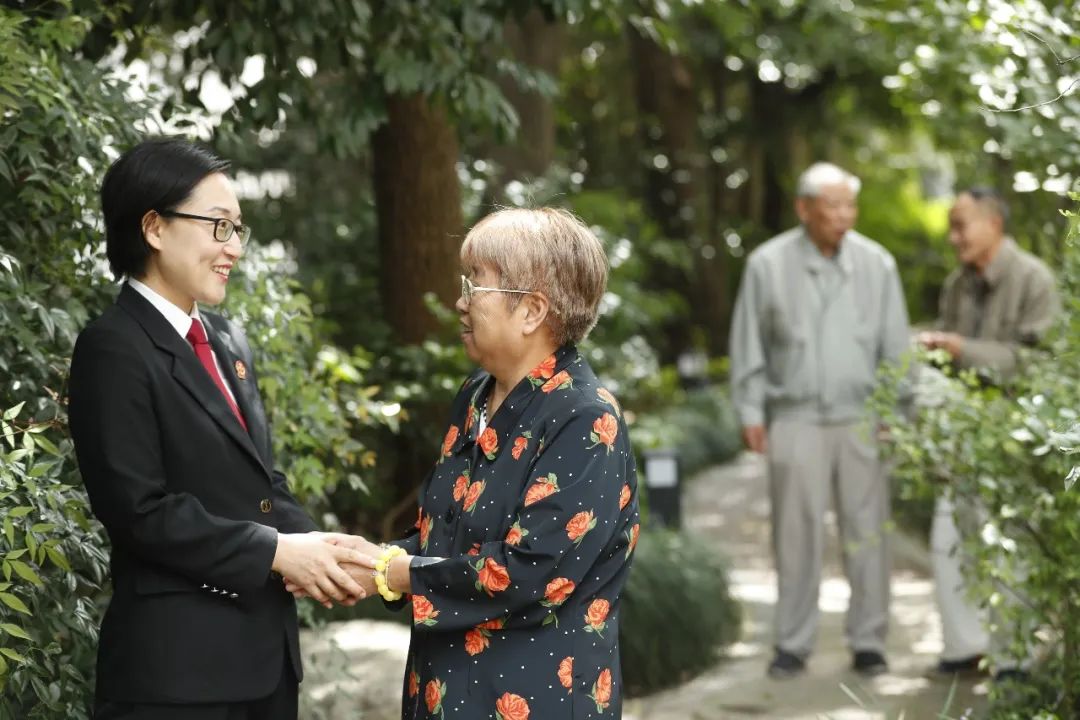 法官白云與當(dāng)事人在一起。.jpg