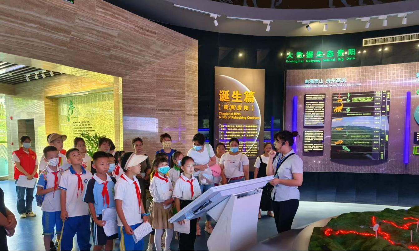 學生正在參觀貴陽生態(tài)科普館.jpg