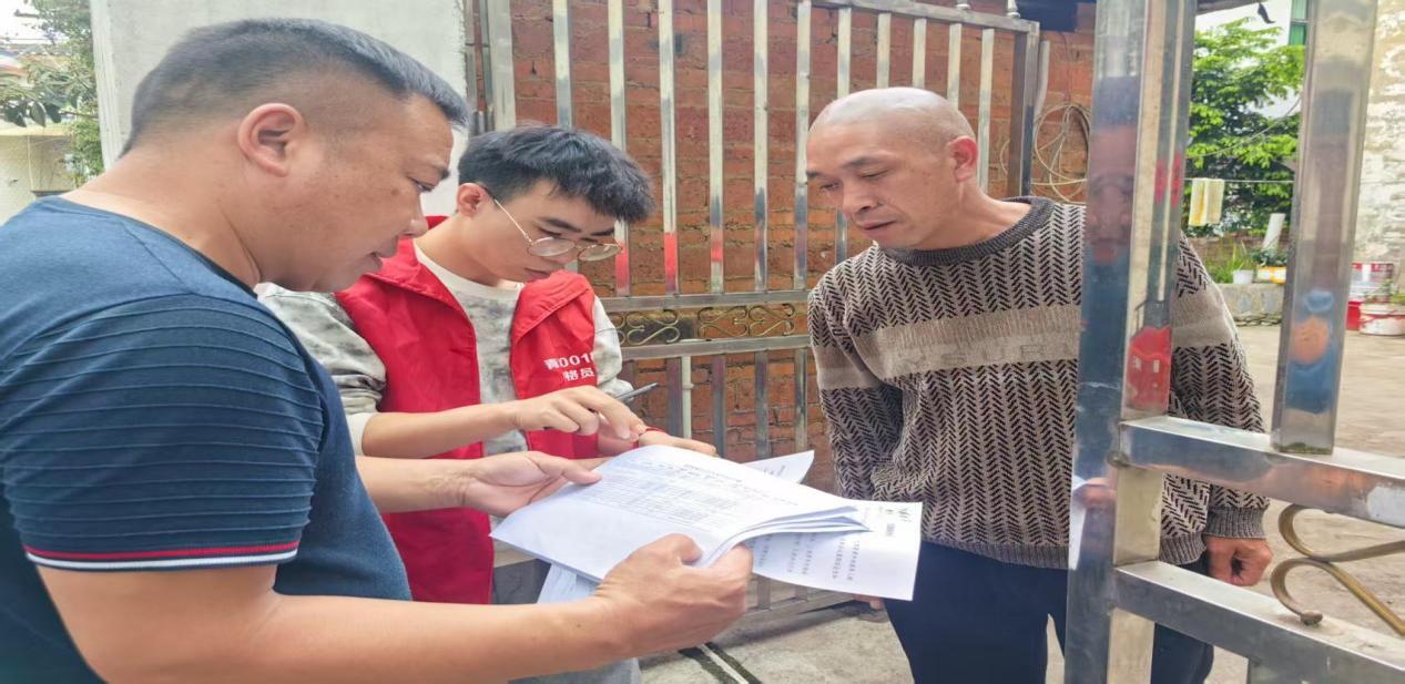 龍井村村兩委及網(wǎng)格員入戶給村民宣傳未成年人防溺水，電信詐騙等內(nèi)容.jpg