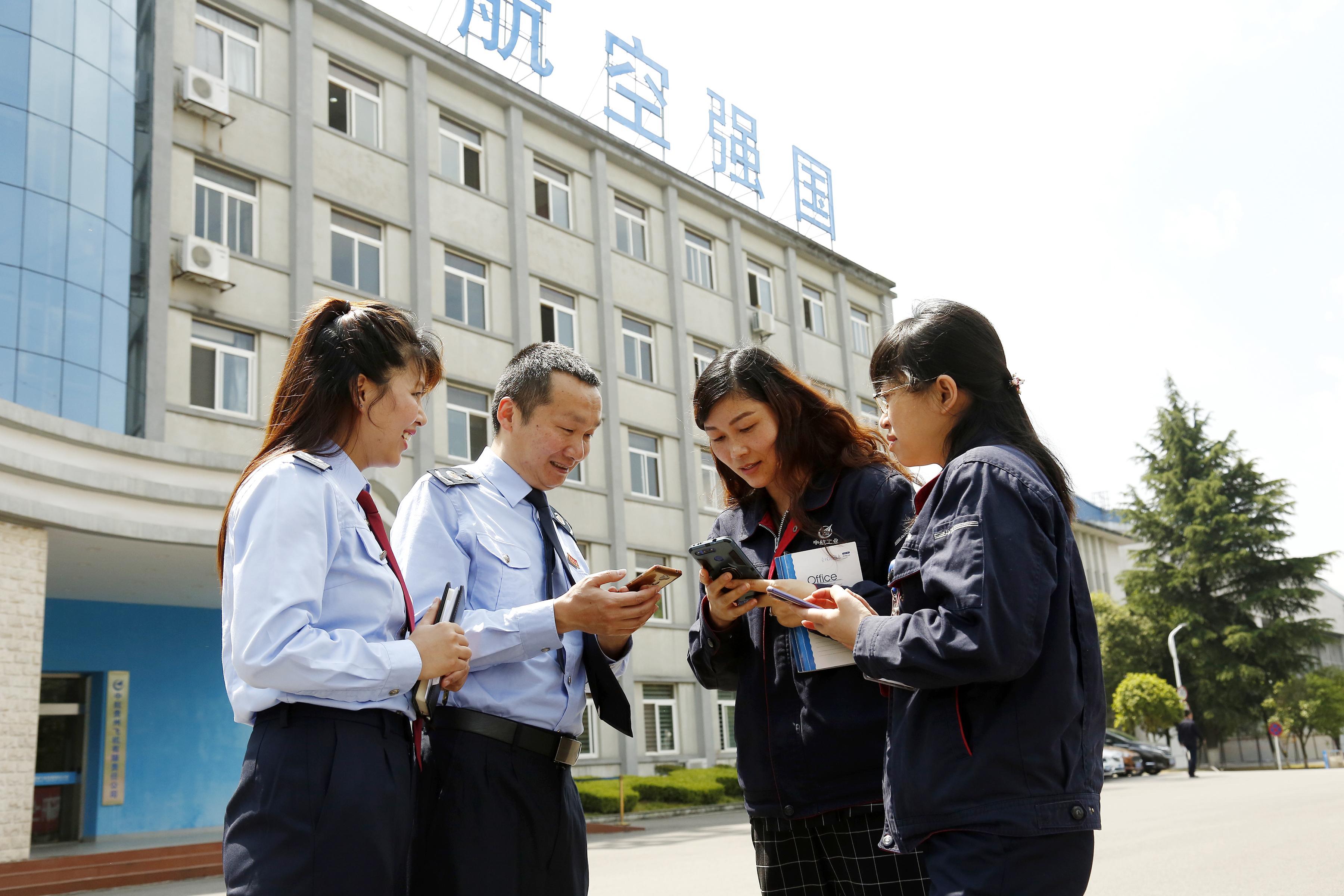 “金稅委員” 走進企業(yè)，為企業(yè)詳細解說稅務部門在減稅降費、納稅服務、助企紓困等方面的措施與成效，并專項輔導企業(yè)所需稅費知識。.jpg