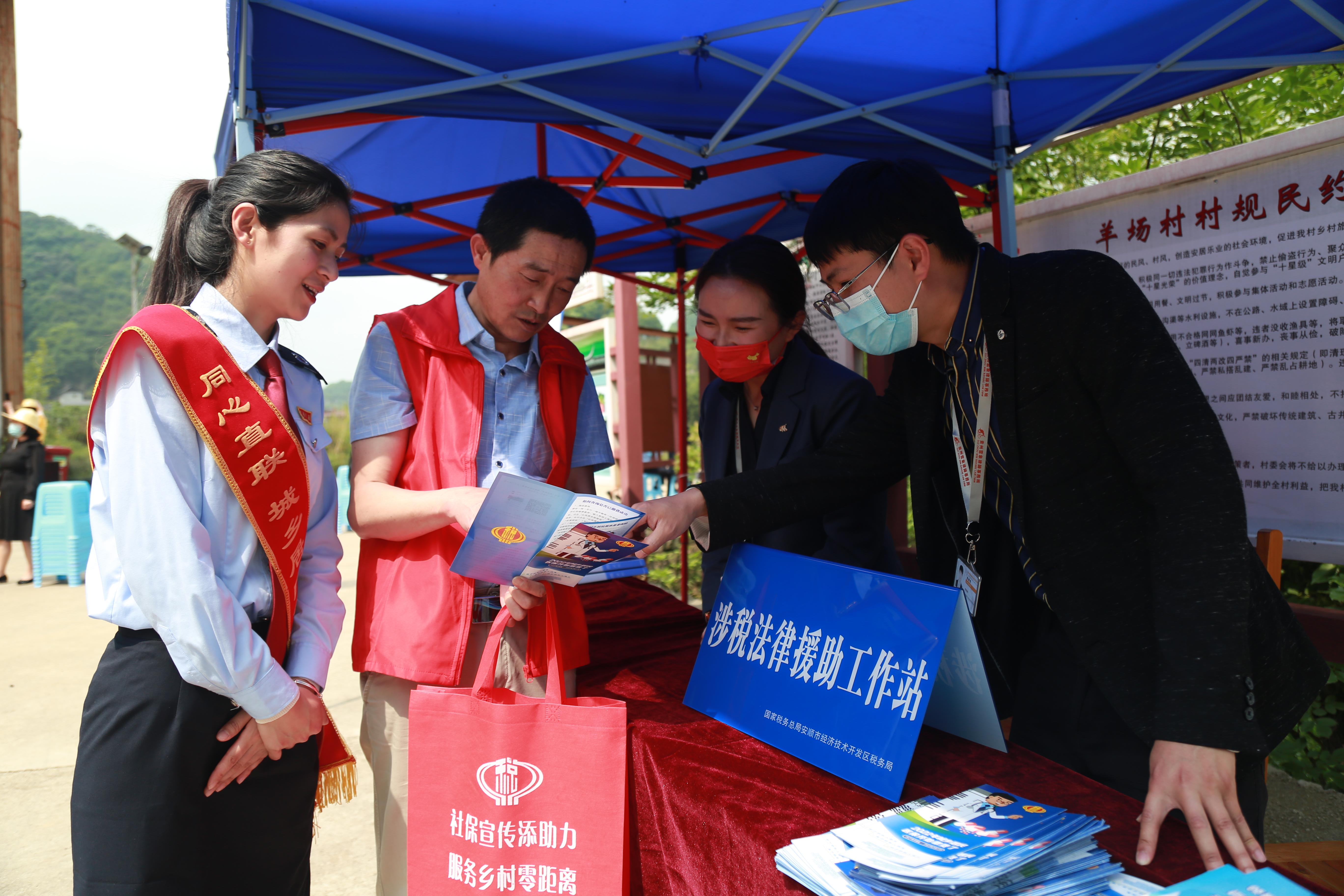 以青年稅務干部為主體，打造“鄉(xiāng)村振興助農服務隊”，走進鄉(xiāng)村、農業(yè)合作社提供發(fā)票代開指導、社保繳費宣傳、涉稅政策咨詢等稅費服務。.jpg